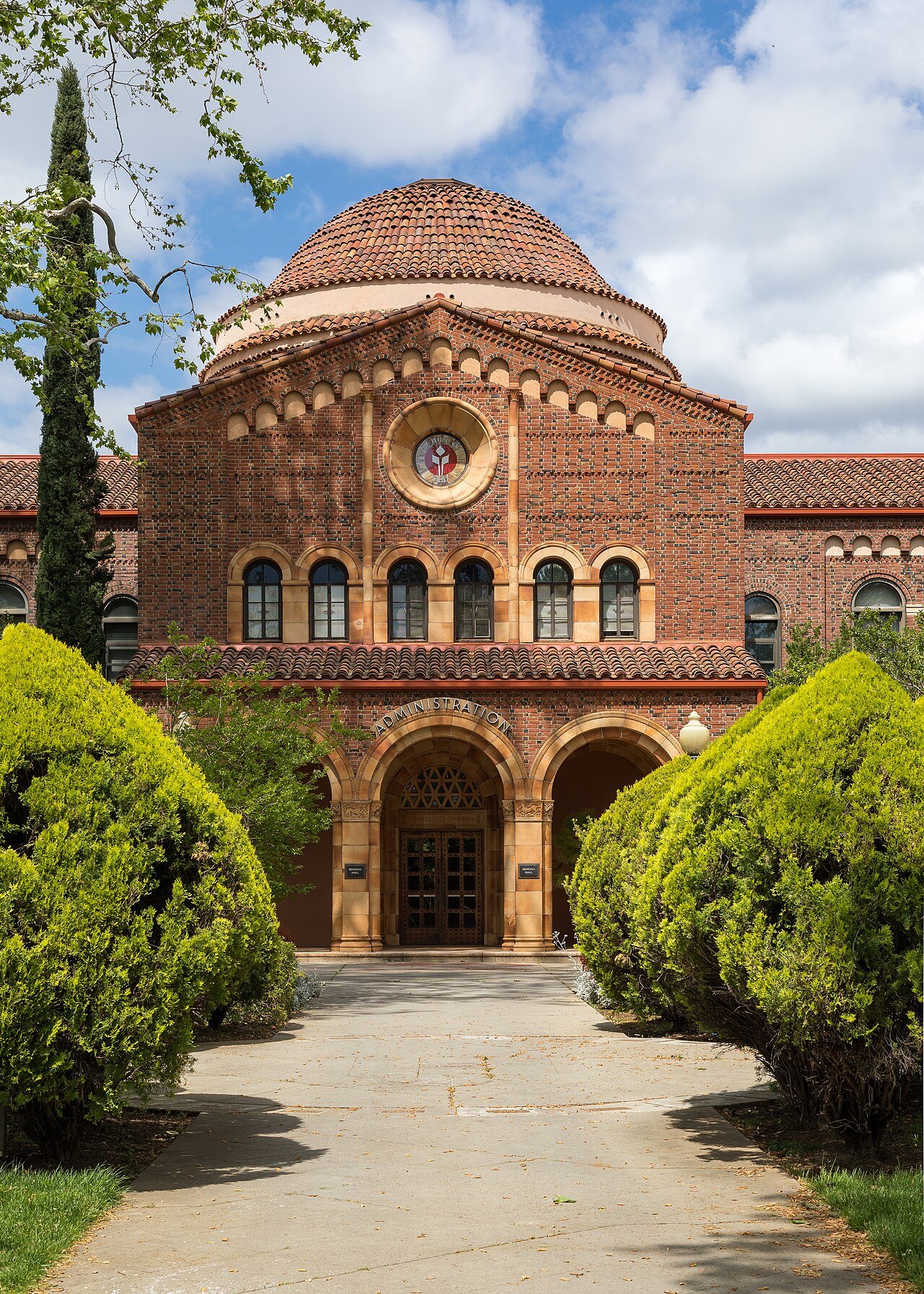 Kendall Hall on the Chico State campus in spring
