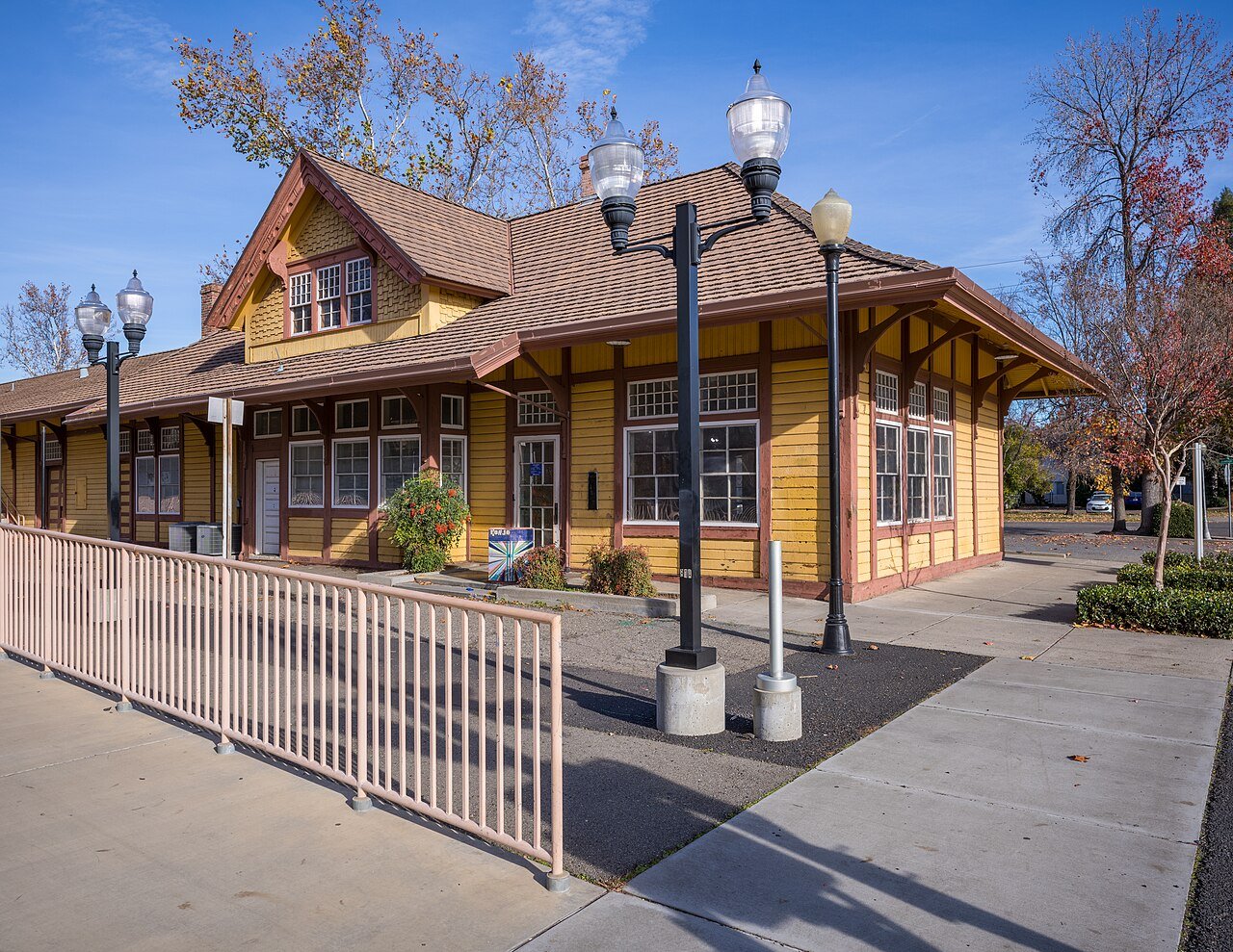 The Amtrak platform at Chico station